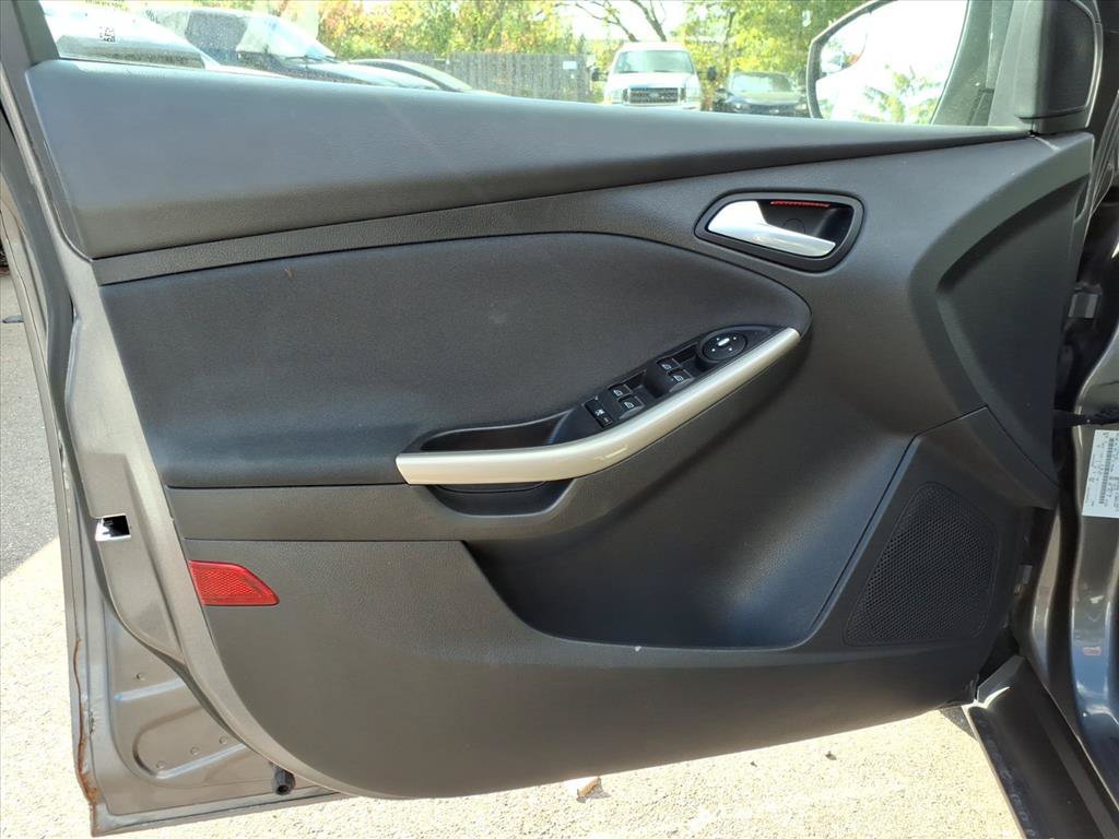 Used 2012 Ford Focus SEL w/ SEL/Titanium Winter Pkg FWD image 12