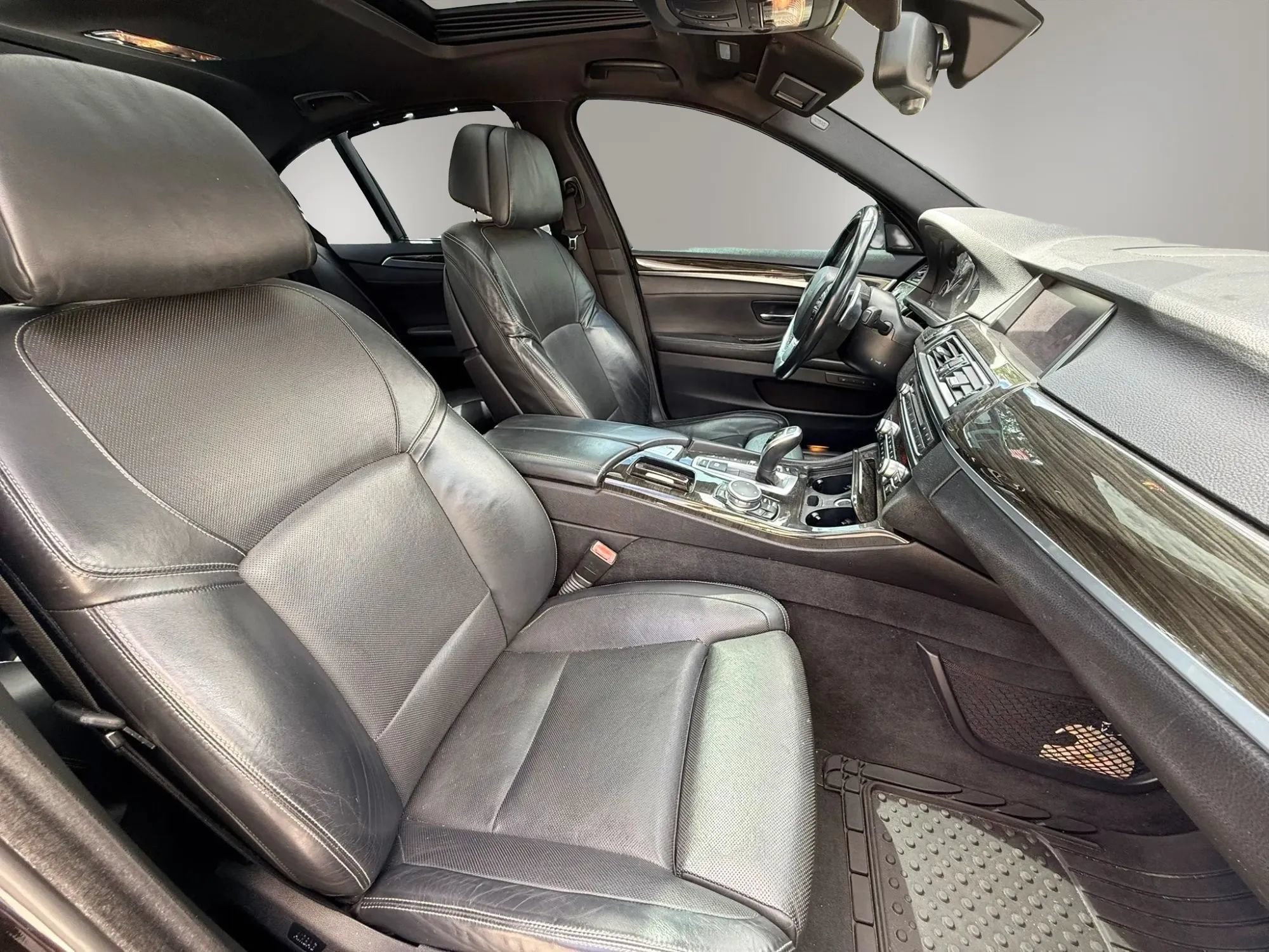 Used 2015 BMW 550i xDrive Sedan w/ Technology Package AWD/4WD image 13
