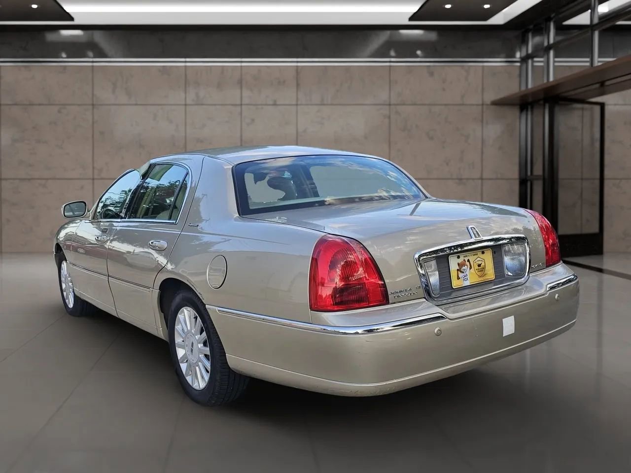 Used 2005 Lincoln Town Car Signature RWD image 2