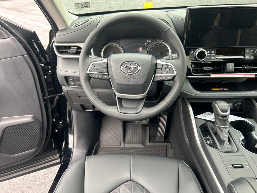 New 2025 Toyota Highlander XLE image 13