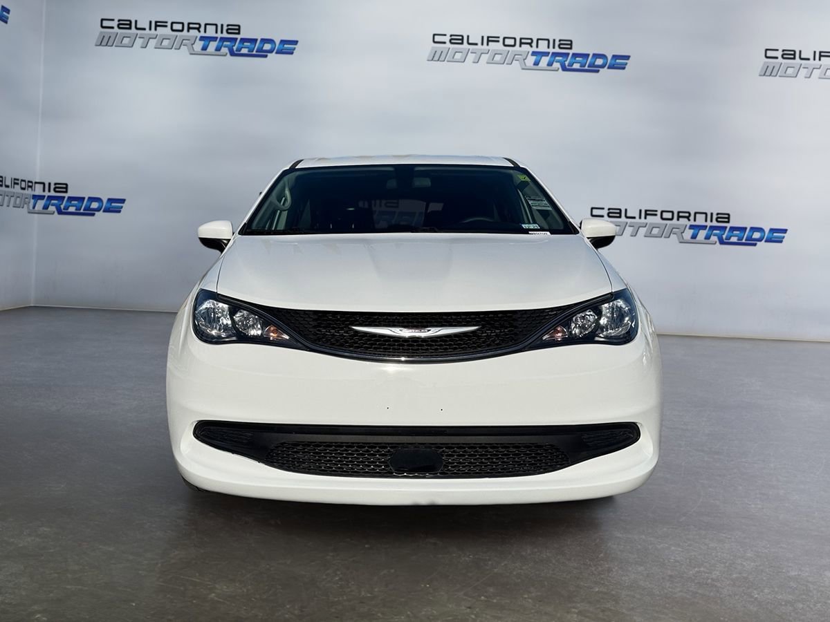 Used 2023 Chrysler Voyager LX FWD image 2