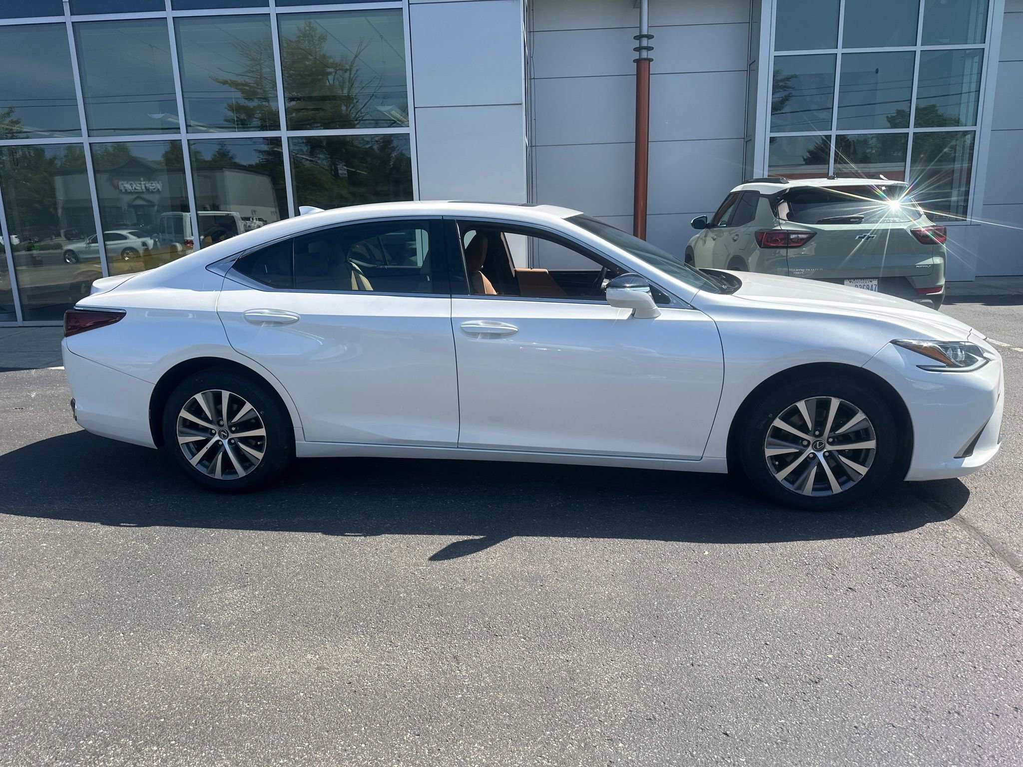 Used 2021 Lexus ES 250 AWD/4WD image 2