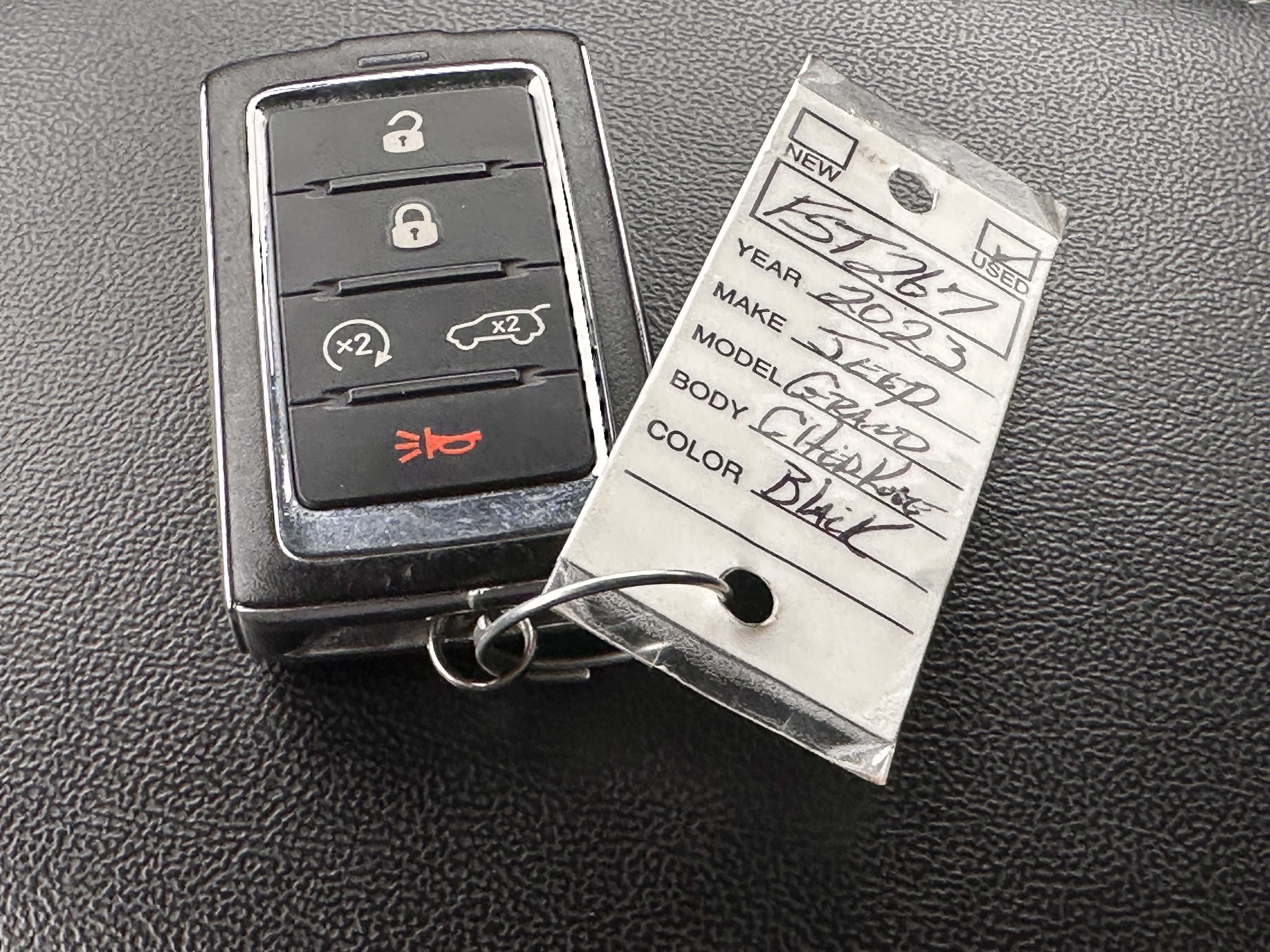 Used 2023 Jeep Grand Cherokee Limited w/ Luxury Tech Group II image 32