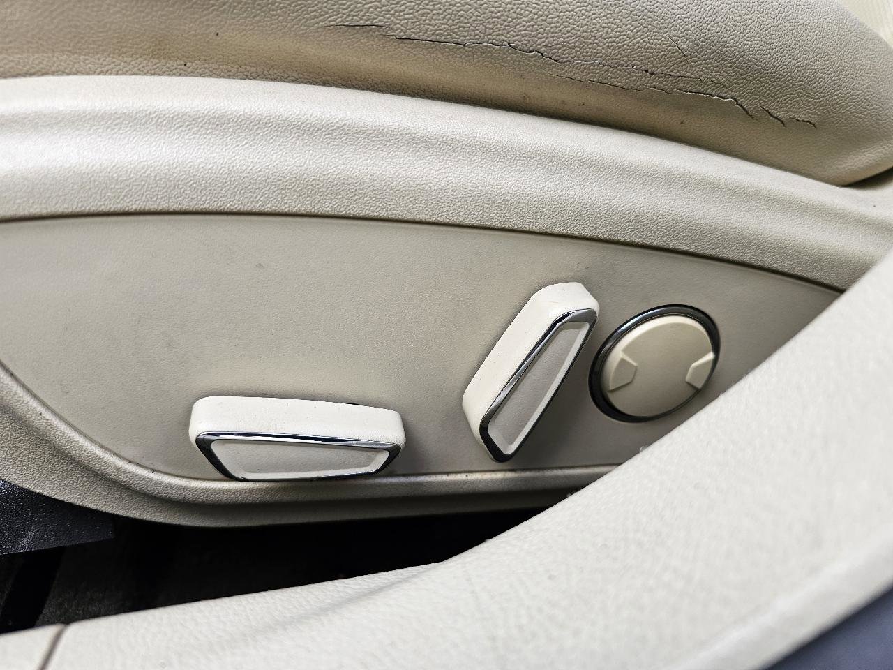 Used 2014 Lincoln MKZ image 8