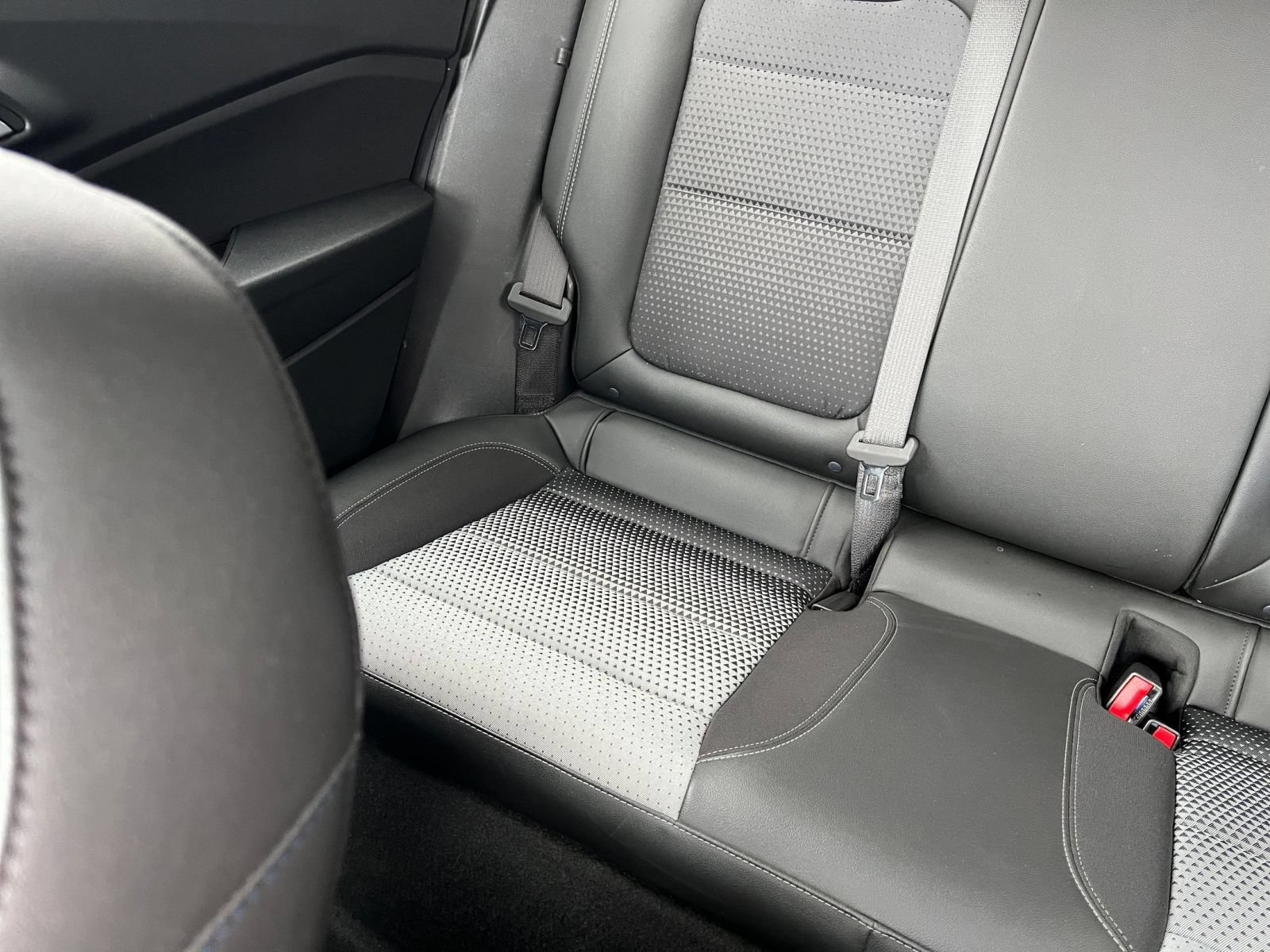 Used 2025 Chevrolet Trax LT FWD image 39