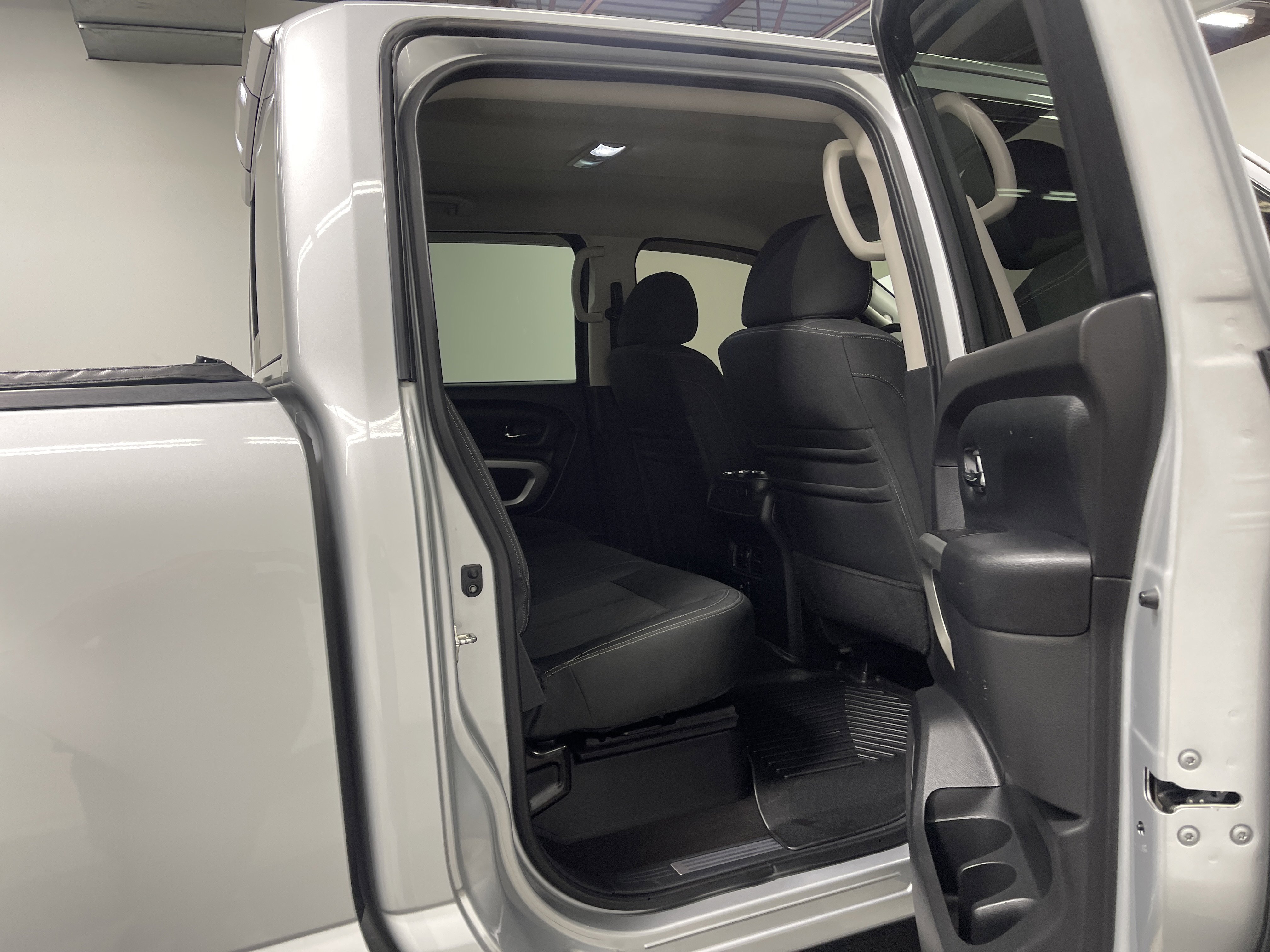 Used 2018 Nissan Titan SV w/ SV Convenience Package AWD/4WD image 19