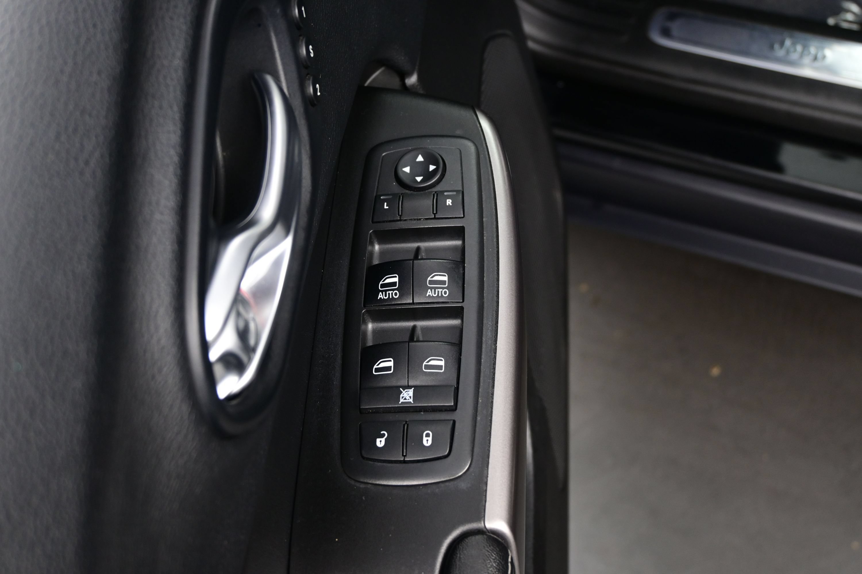 Used 2019 Jeep Cherokee Limited w/ Luxury Group AWD/4WD image 10