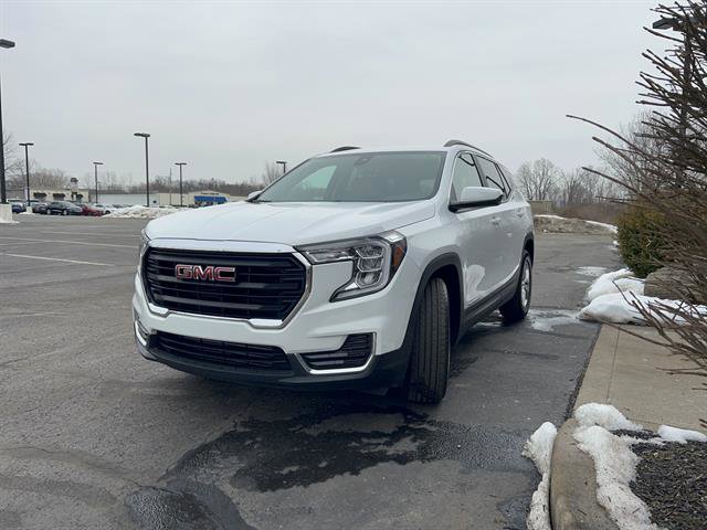 Used 2024 GMC Terrain SLE w/ Driver Convenience Package image 3