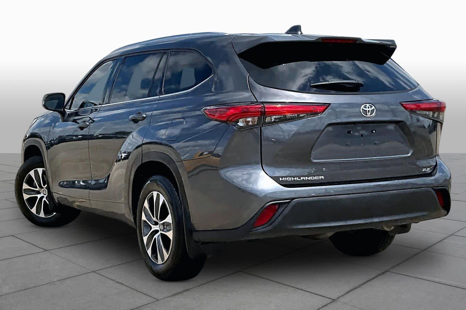 Used 2021 Toyota Highlander XLE FWD image 12