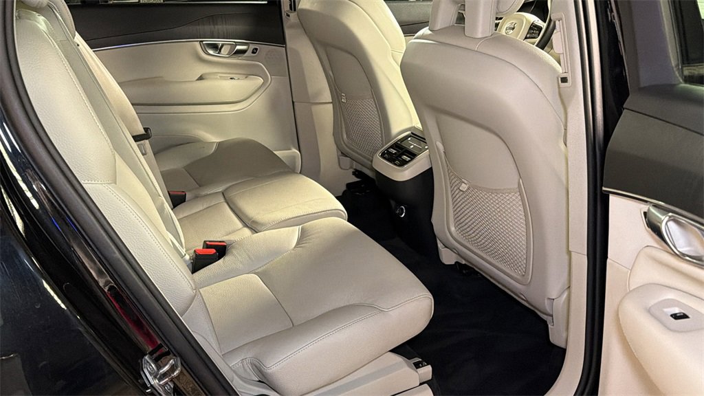 Used 2020 Volvo XC90 T6 Momentum w/ Protection Package Premier image 13