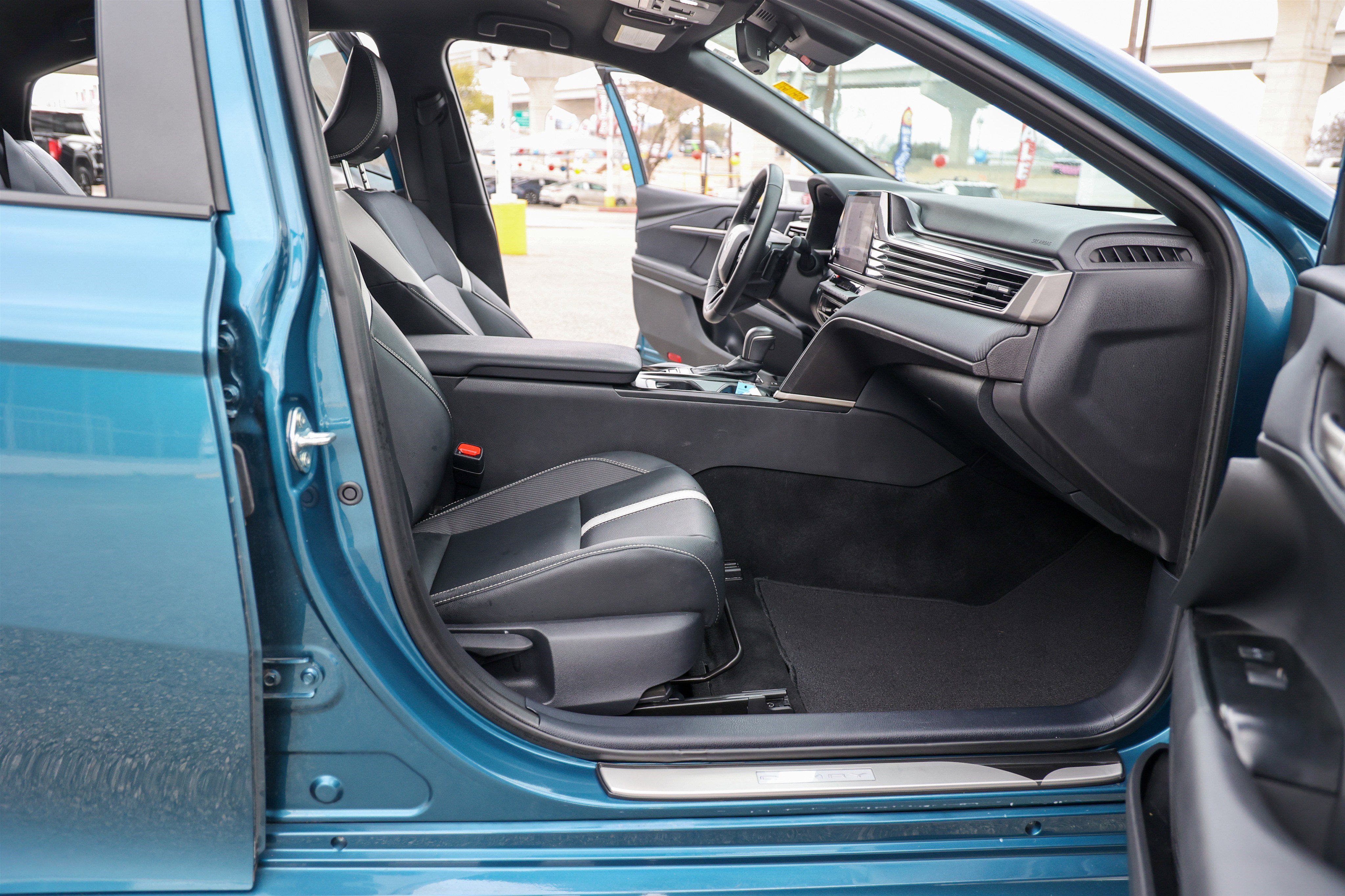 Used 2025 Toyota Camry SE w/ Convenience Package image 44