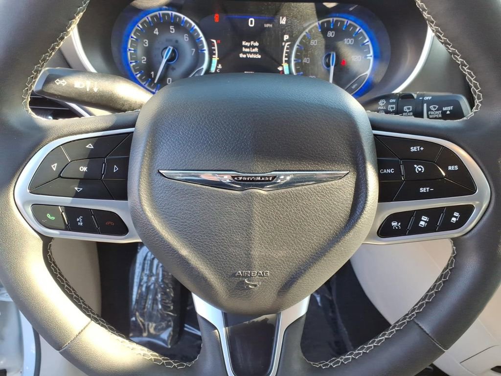 Used 2024 Chrysler Pacifica Touring-L image 29