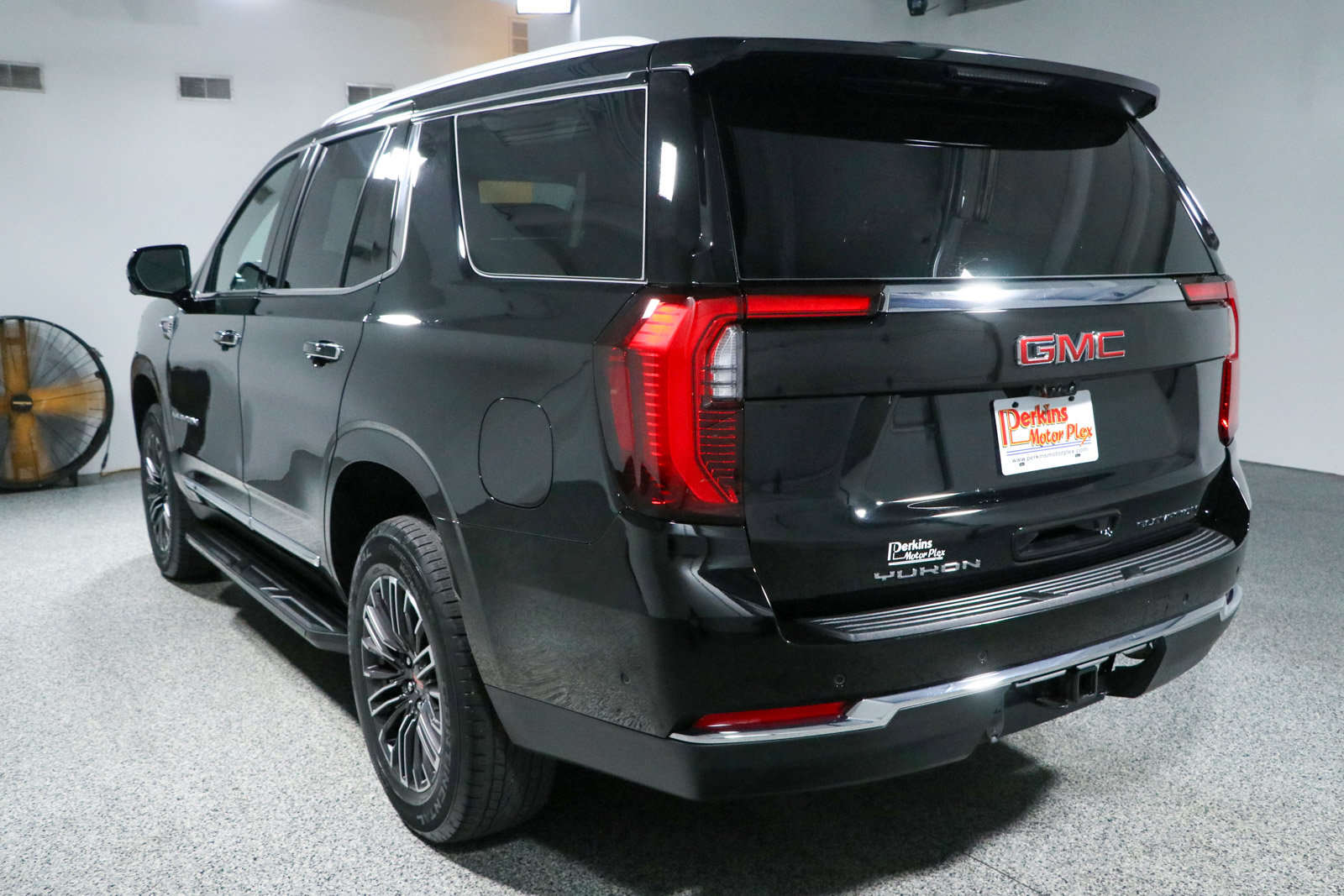 Used 2025 GMC Yukon Elevation w/ LPO, Elevation Black Package AWD/4WD image 9