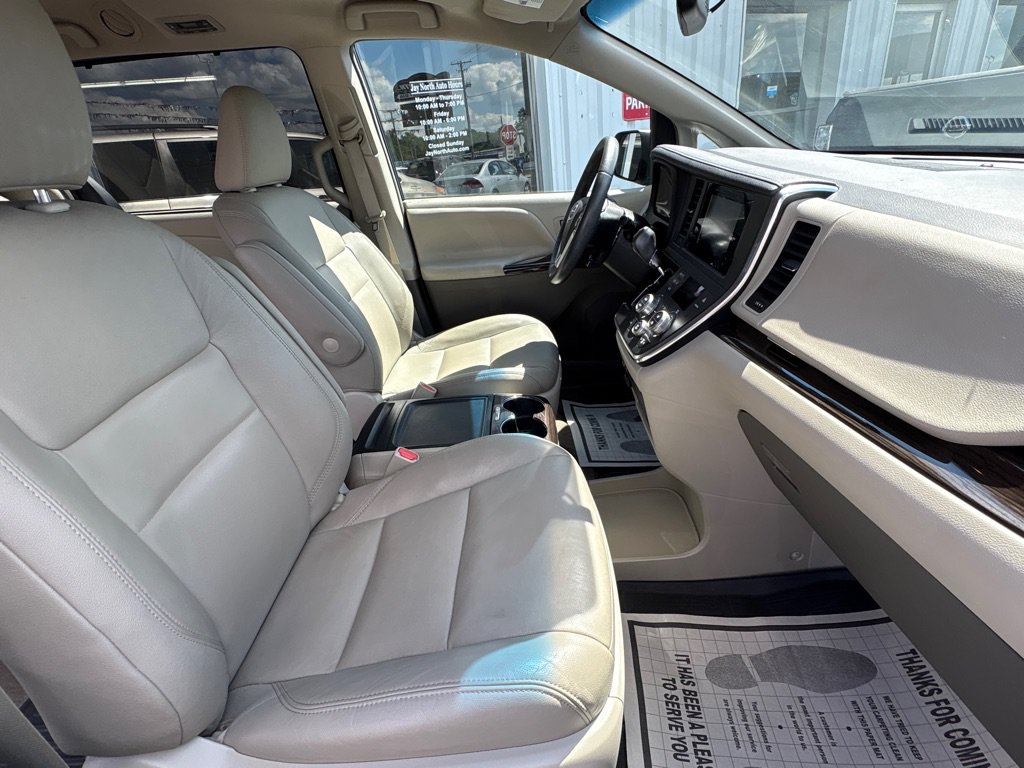 Used 2017 Toyota Sienna XLE w/ XLE Navigation Package FWD image 18