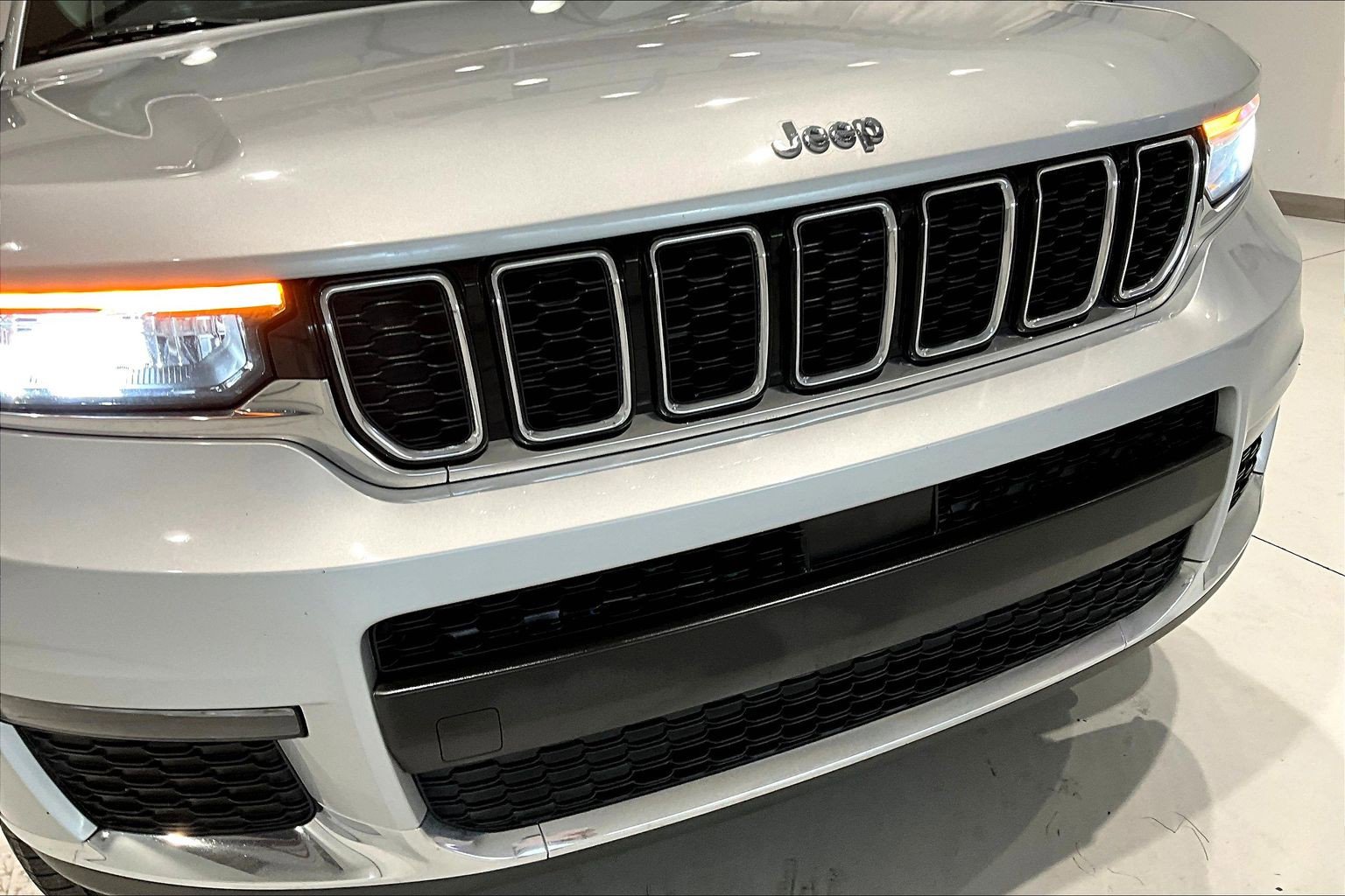 Used 2022 Jeep Grand Cherokee L Limited w/ MOPAR Finishing Package AWD/4WD image 33