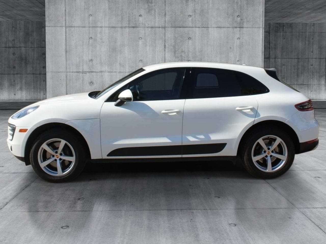 Used 2017 Porsche Macan AWD/4WD image 2