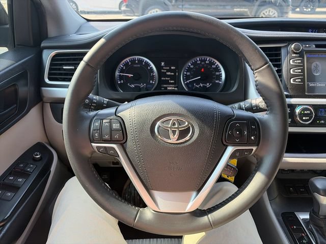 Used 2019 Toyota Highlander Plus AWD/4WD image 14