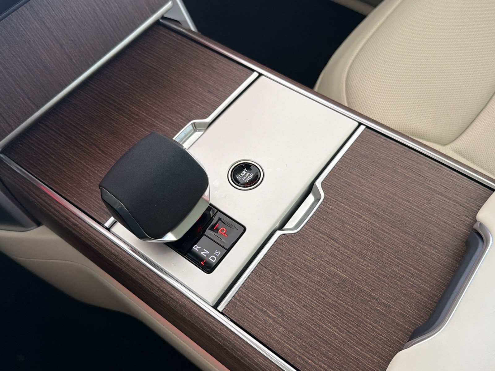 New 2026 Land Rover Range Rover SE AWD/4WD image 17