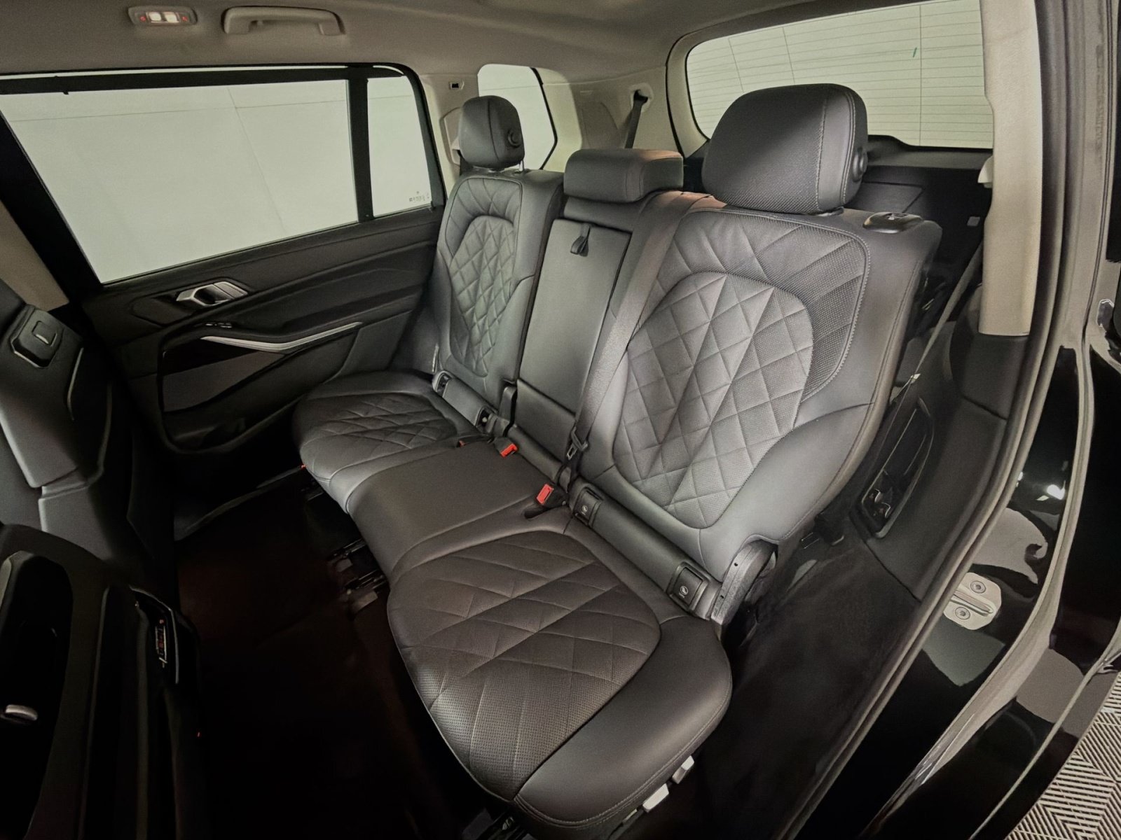 Used 2024 BMW X7 xDrive40i w/ Premium Package AWD/4WD image 25