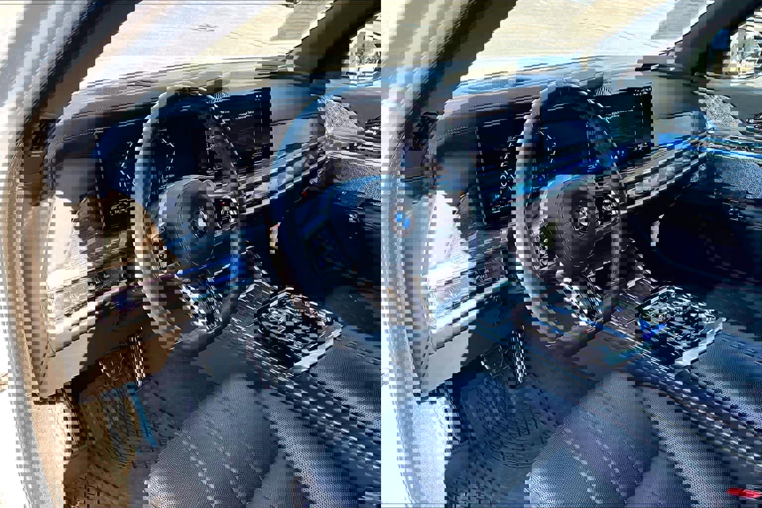 Used 2023 BMW 760i xDrive w/ Executive Package image 18