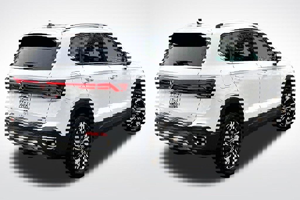 Certified 2025 Volkswagen Taos SE w/ Panoramic Sunroof Package image 10