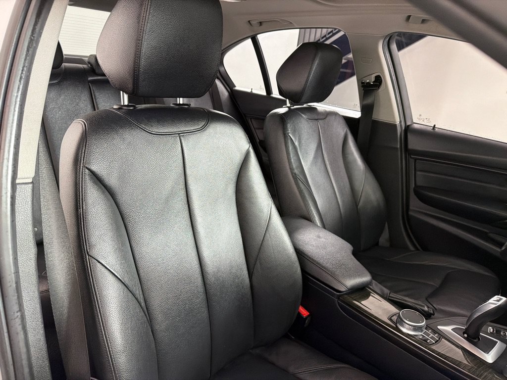 Used 2018 BMW 320i xDrive Sedan AWD/4WD image 25