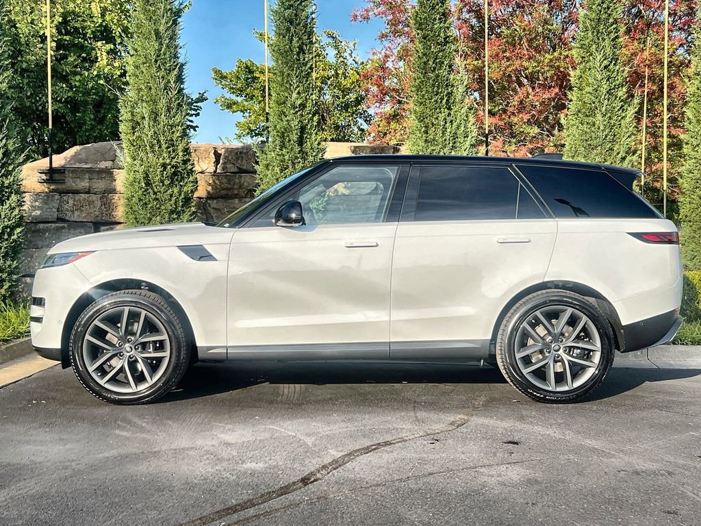 Used 2025 Land Rover Range Rover Sport SE image 2