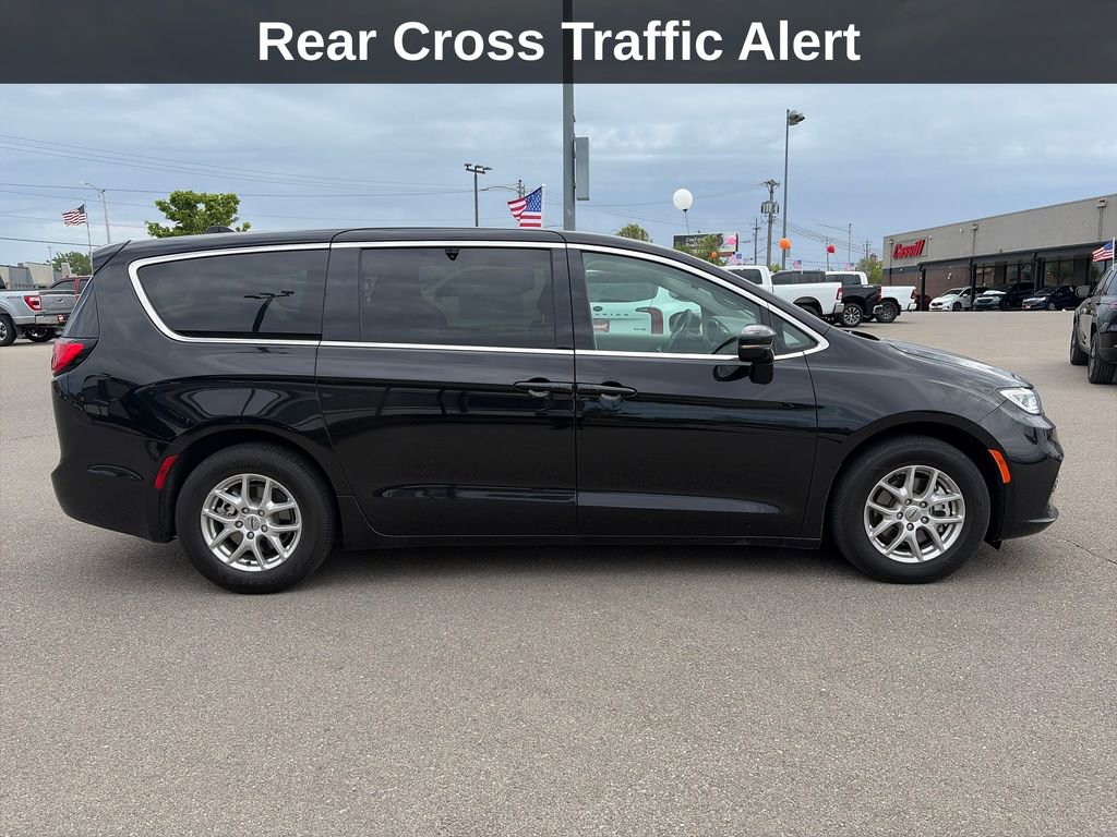 Used 2024 Chrysler Pacifica Touring-L FWD image 8