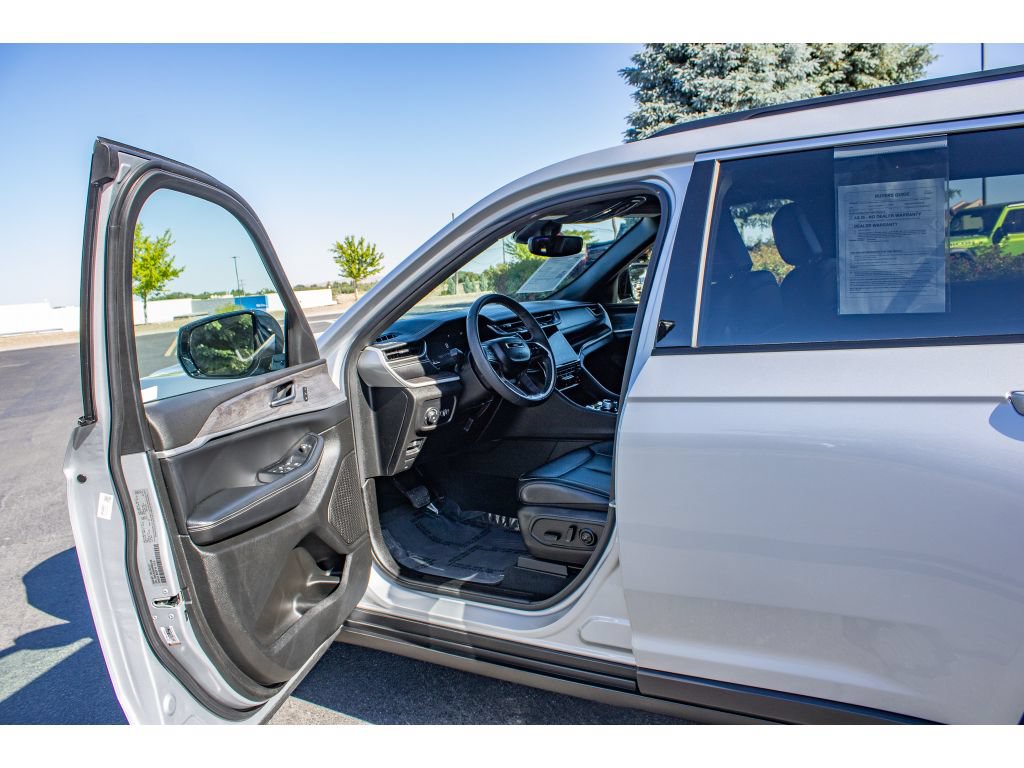 Used 2024 Jeep Grand Cherokee L Limited AWD/4WD image 28
