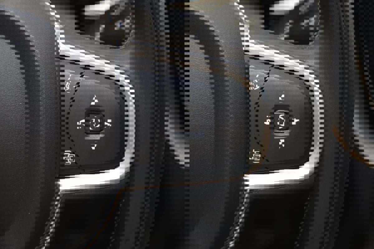 Used 2019 Volvo XC60 T5 Momentum w/ Multimedia Package image 36