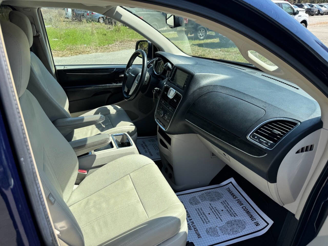 Used 2015 Chrysler Town & Country Touring image 16