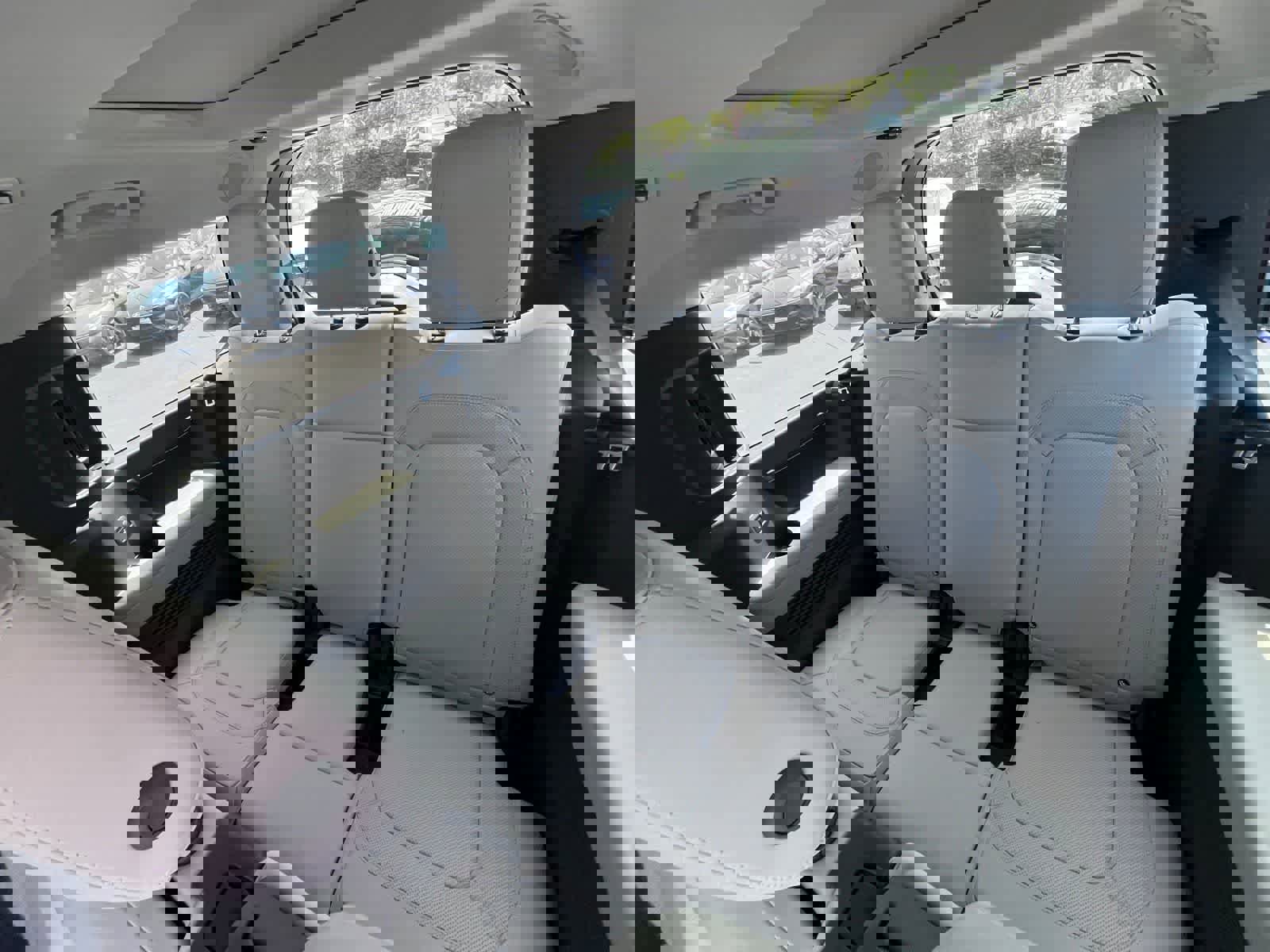 Used 2023 Land Rover Defender 130 SE image 5