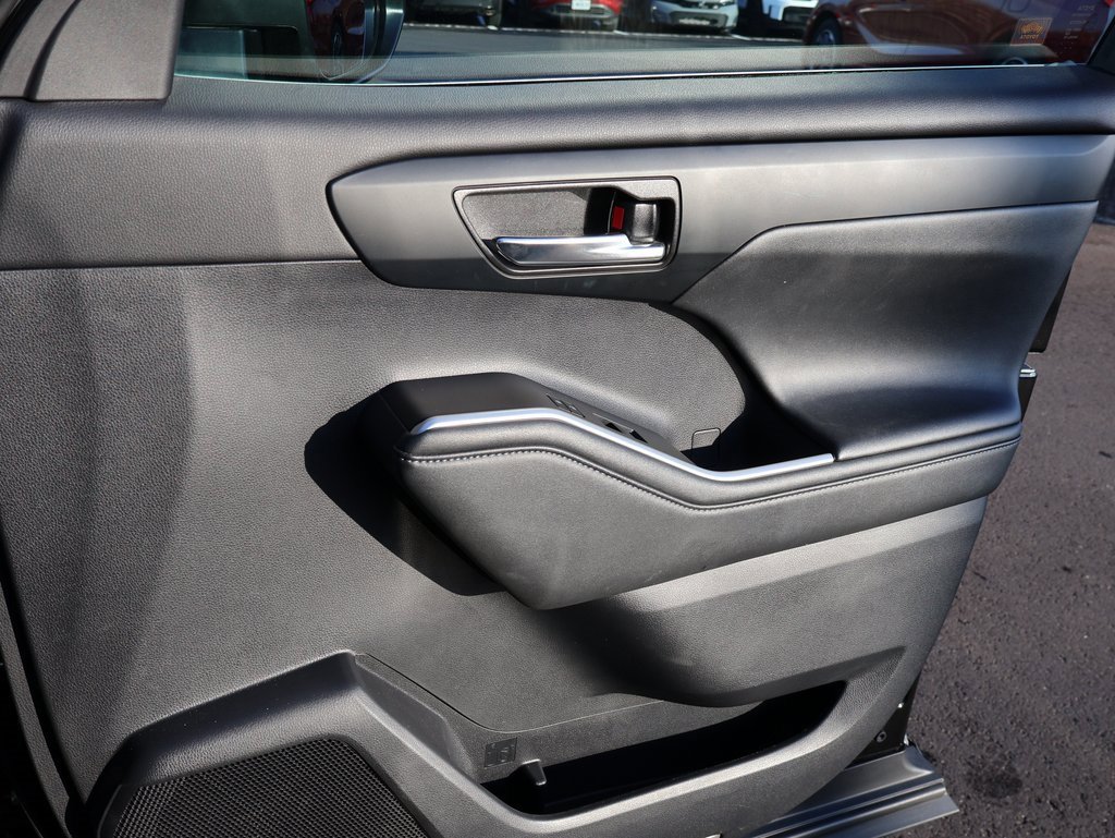 Used 2020 Toyota Highlander XLE image 11