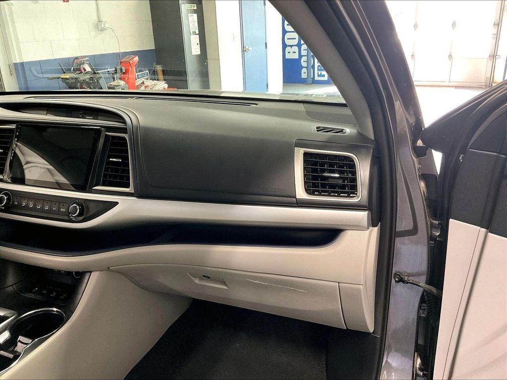 Used 2019 Toyota Highlander LE AWD/4WD image 13
