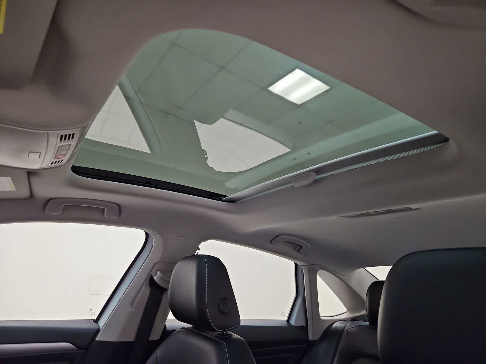 Used 2023 Volkswagen Jetta SE w/ Panoramic Sunroof Package FWD image 3