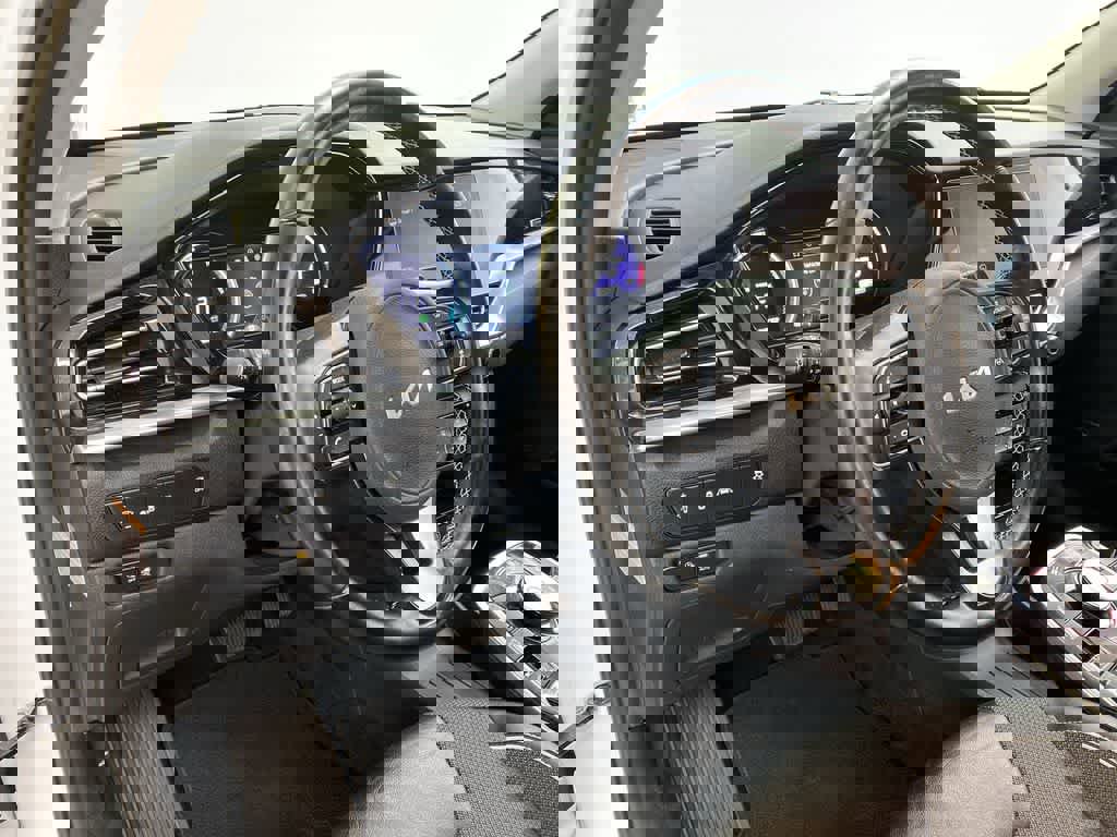 Used 2022 Kia Niro EX w/ Cold Weather Package image 2