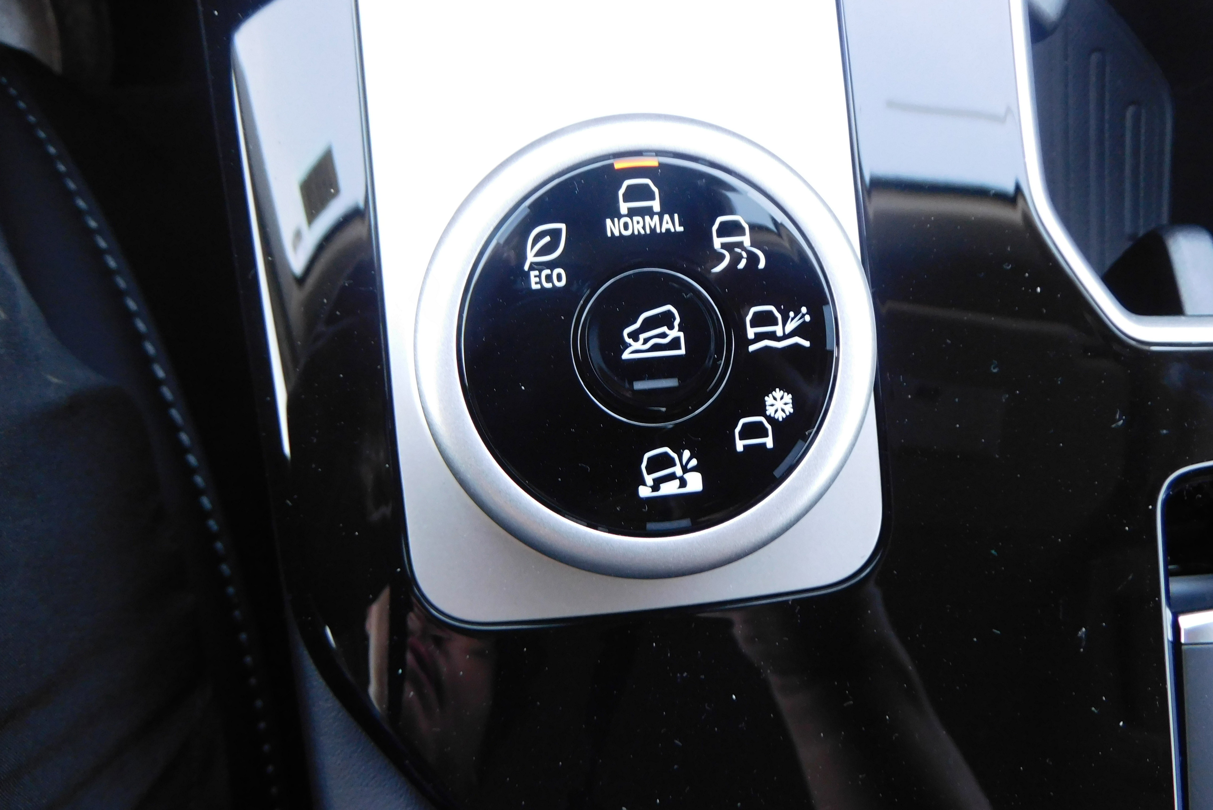 New 2025 Mitsubishi Outlander SE image 13