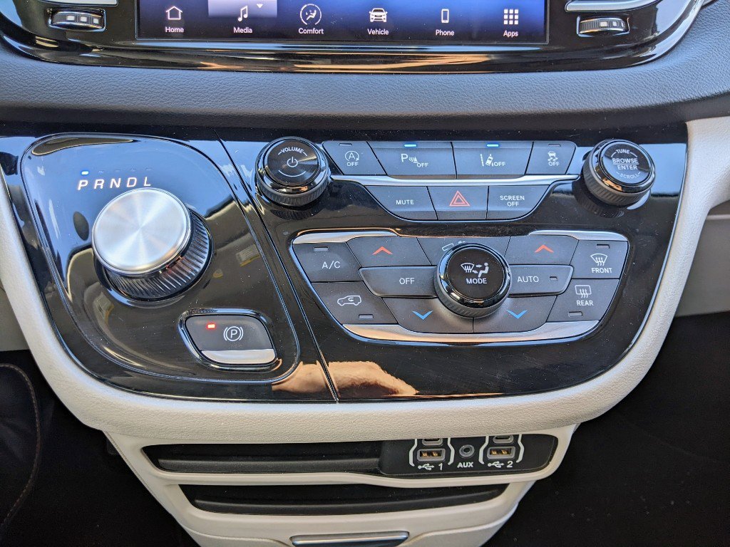 Used 2023 Chrysler Pacifica Touring-L image 21