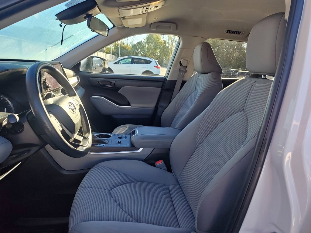 Used 2023 Toyota Highlander L FWD image 6
