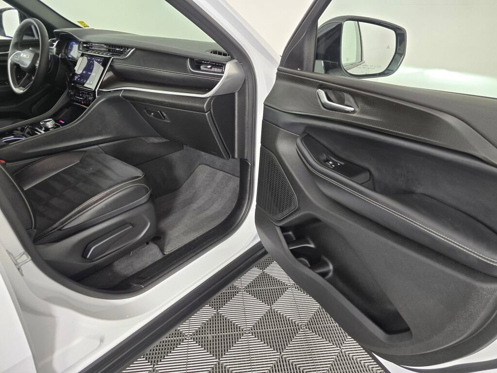 Used 2023 Jeep Grand Cherokee Altitude image 41