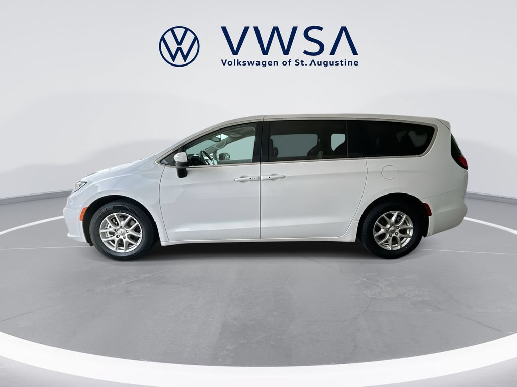 Used 2023 Chrysler Pacifica Touring-L FWD image 4