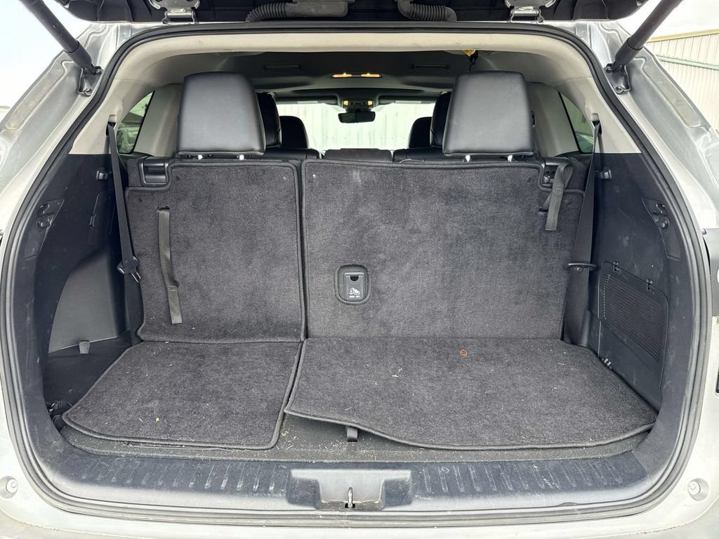 Used 2024 Toyota Highlander XLE FWD image 10