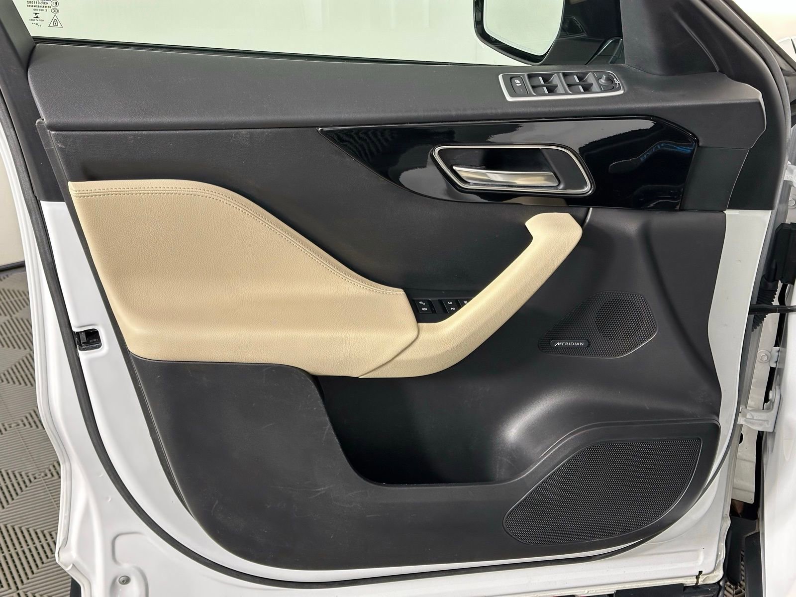 Used 2020 Jaguar F-PACE Premium image 34