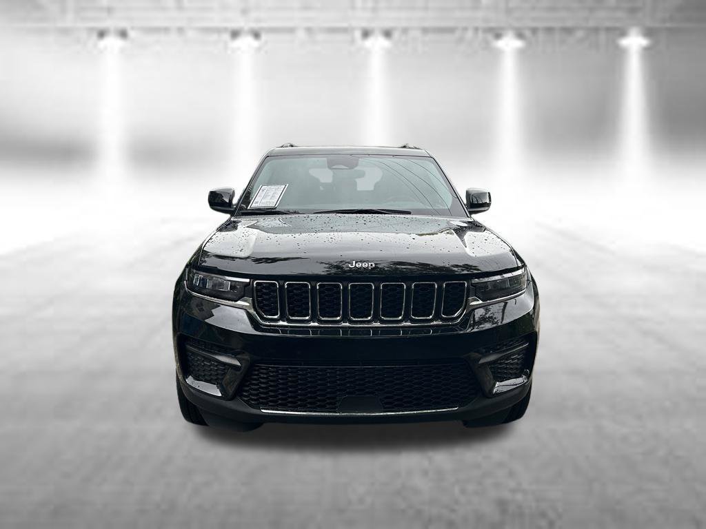 Used 2023 Jeep Grand Cherokee Laredo AWD/4WD image 2