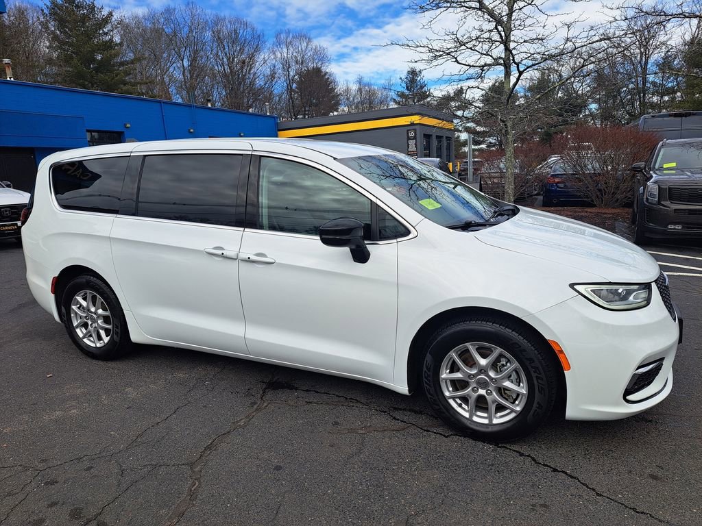 Used 2024 Chrysler Pacifica Touring-L image 6