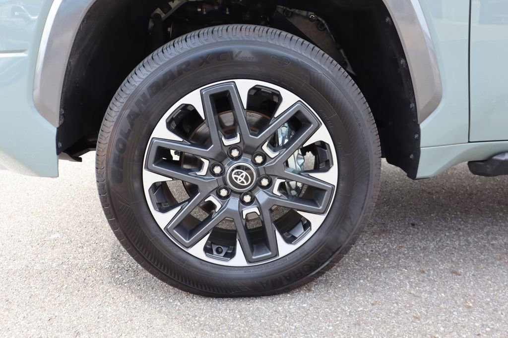 Used 2025 Toyota Tundra Limited AWD/4WD image 18