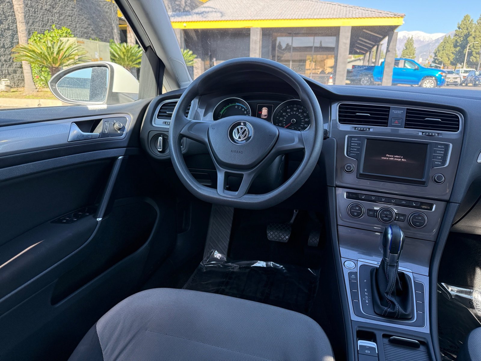 Used 2016 Volkswagen e-Golf SE w/ DC Fast Charging Package image 19