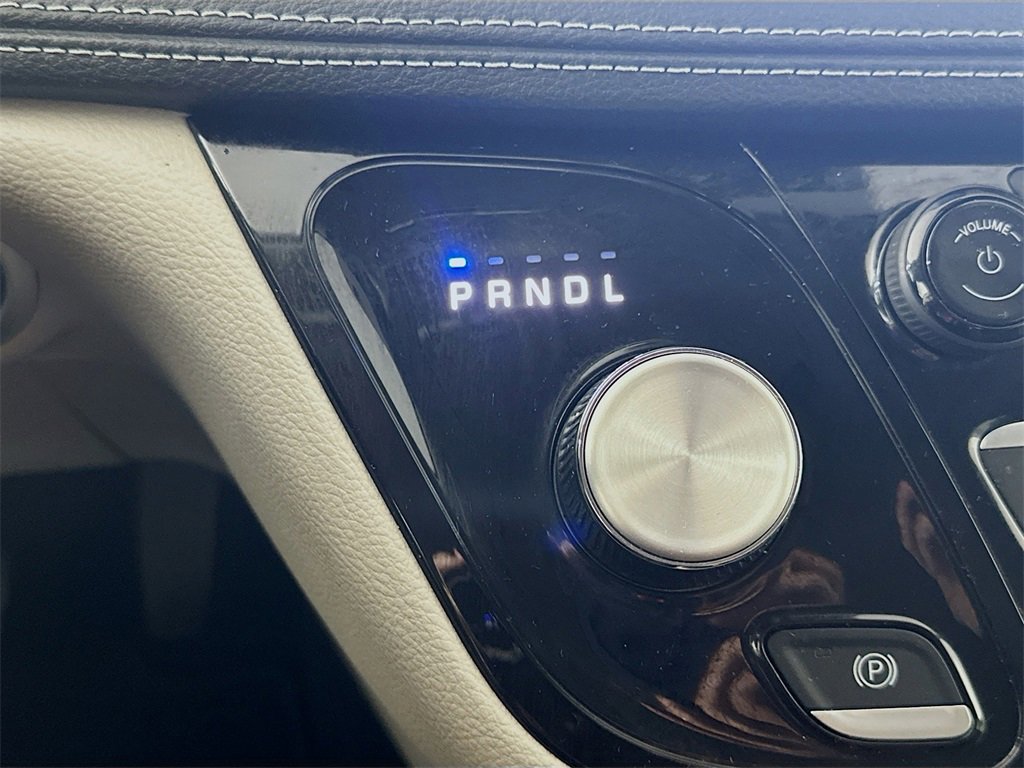 Used 2024 Chrysler Pacifica Touring-L image 16