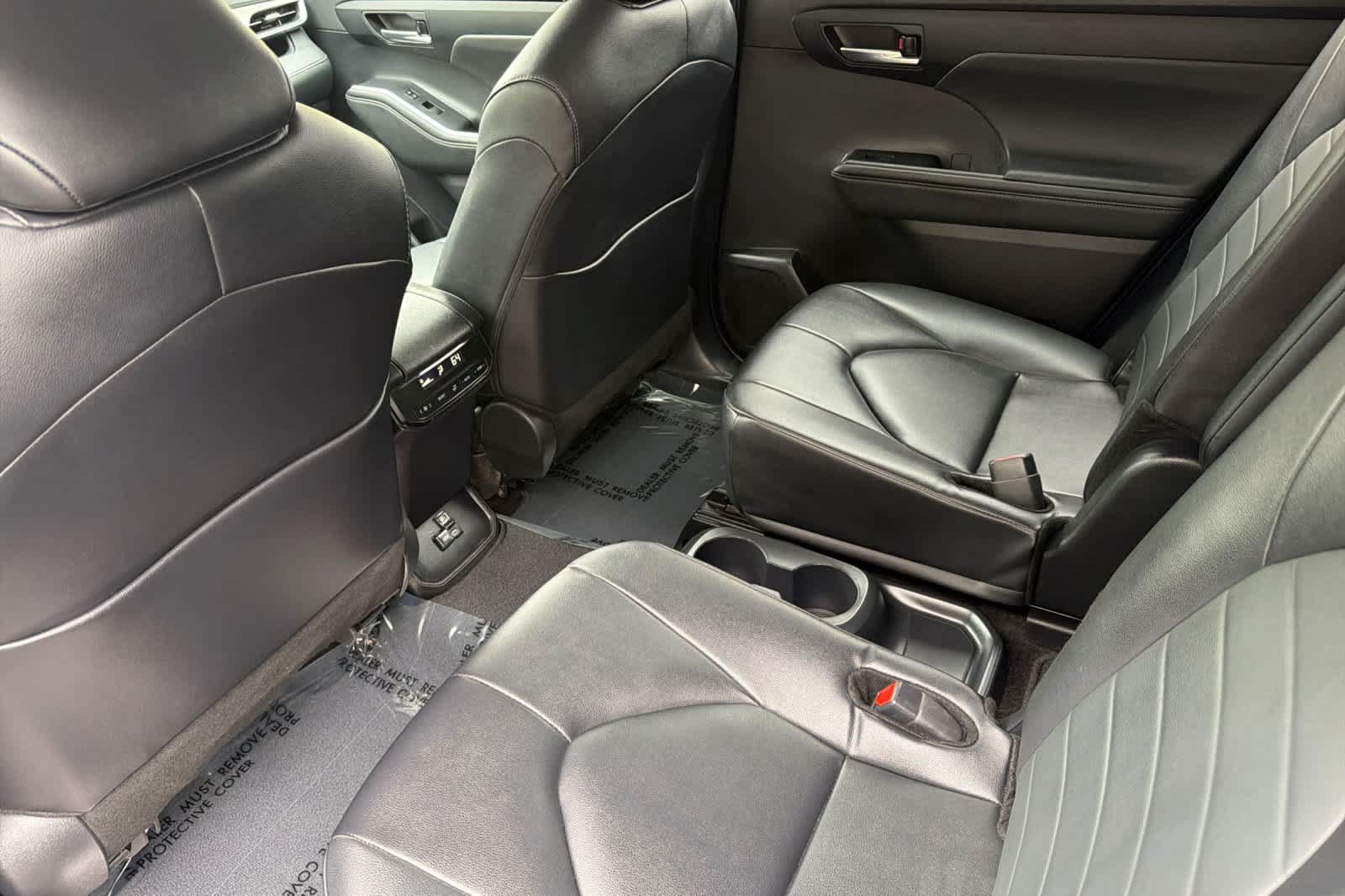 Used 2024 Toyota Highlander XLE AWD/4WD image 4