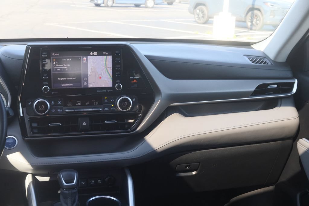 Used 2020 Toyota Highlander XLE AWD/4WD image 24